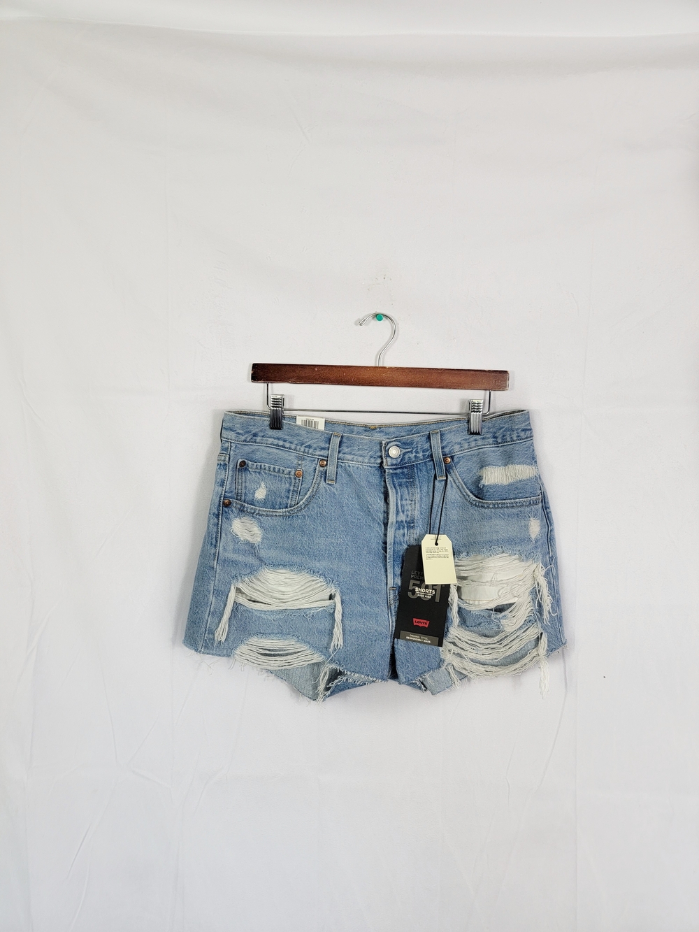 Women's NWT Size 32 Levi's High Rise Distressed Denim Shorts